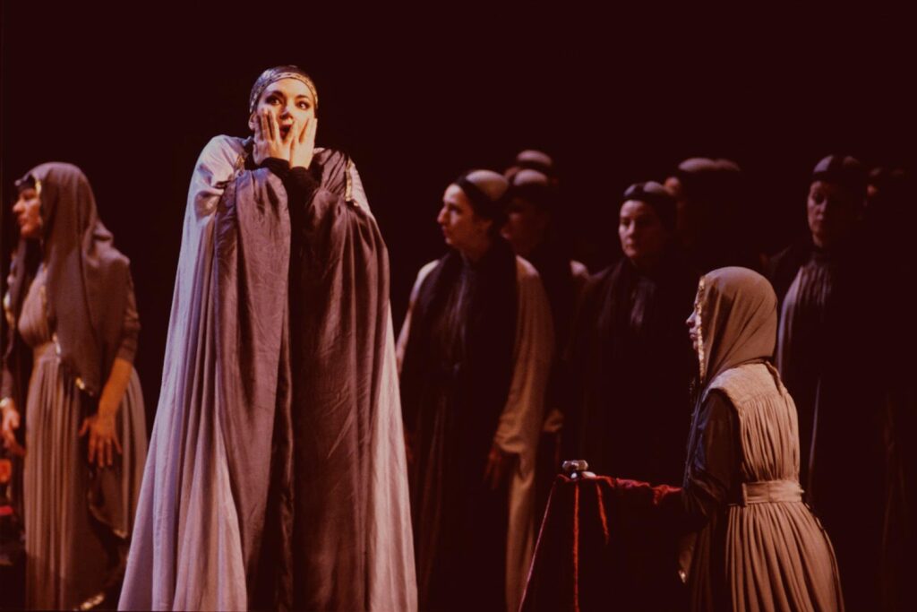 Attrice durante la messa in scena de "Ifigenia in Tauride" di Euripide